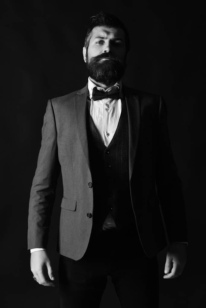 Менеджер або динамік зі стильною бородою та вусами
. - Фото, зображення