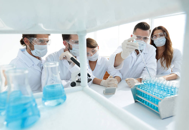 Scientists at chemical laboratory during work - Foto, afbeelding