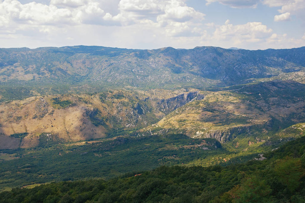 Горный летний пейзаж. Монтенегро, Динарические Альпы, вид на Белопавлицкую равнину рядом с монастырем в Роге
 - Фото, изображение