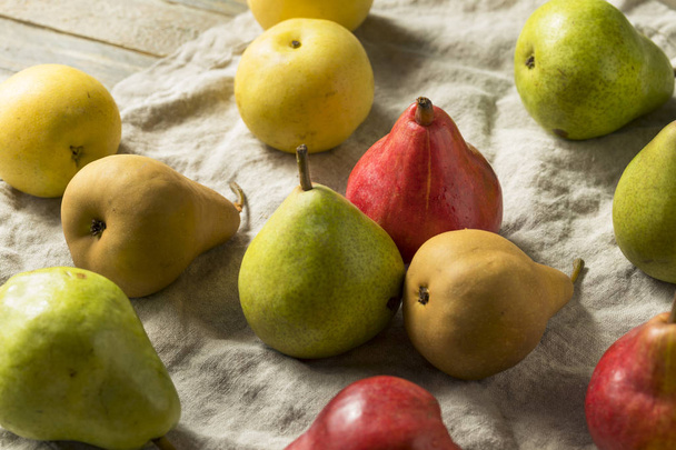 Raw Organic Assorted Pears Ready to Eat - Foto, afbeelding