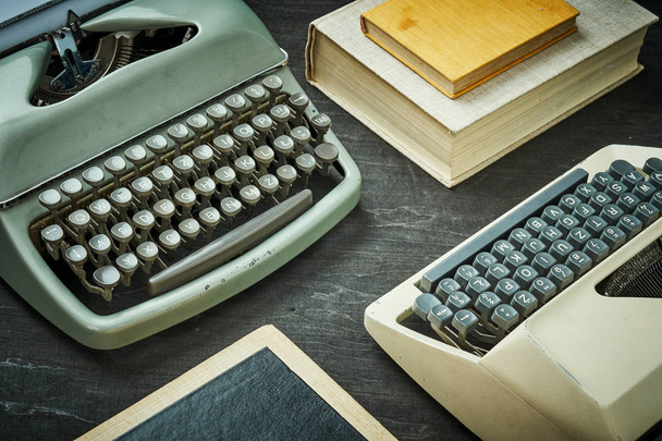 WO starých psacích strojů a knihu o černý stůl - Fotografie, Obrázek
