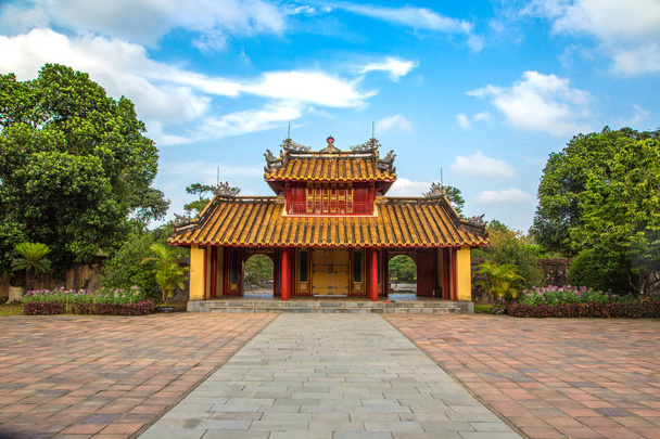 Imperial Minh Mang Tomb in Hue, Vietnam in een zomerdag - Foto, afbeelding