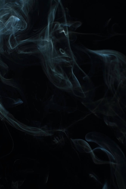 Siyah arkaplanda beyaz duman dokusu - Fotoğraf, Görsel