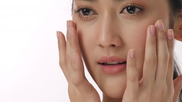 Εσωτερικη πορτρέτο του όμορφη νεαρή γυναίκα Ασίας αγγίζει το πρόσωπό και υγιές δέρμα σε αργή κίνηση την έννοια skincare. - Πλάνα, βίντεο