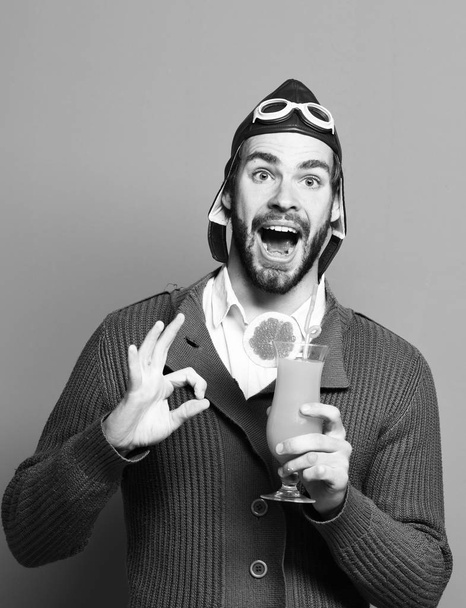bearded pilot with cocktail in glass - Zdjęcie, obraz