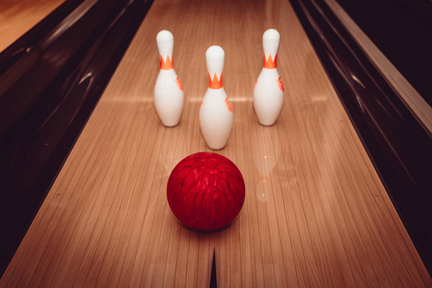 De bowling bal is klaar om te staken - Foto, afbeelding