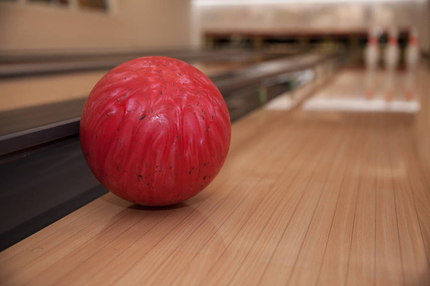 La boule de bowling est prête à frapper
 - Photo, image
