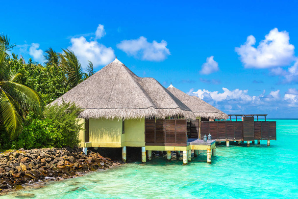 MALDIVAS - 24 DE JUNIO DE 2018: Water Villas (Bungalows) en la playa tropical de las Maldivas en el día de verano
 - Foto, imagen