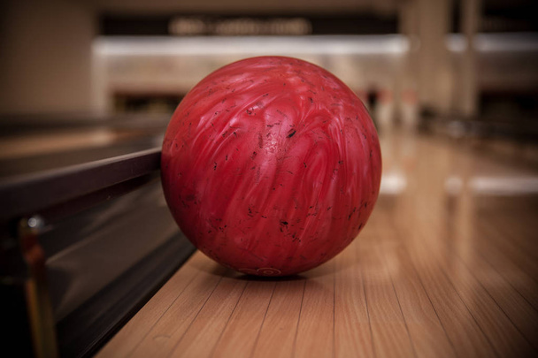 De bowling bal is klaar om te staken - Foto, afbeelding