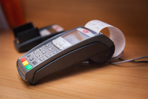 Betaling per telefoon op een contactloos betaling terminal Nfc - Foto, afbeelding