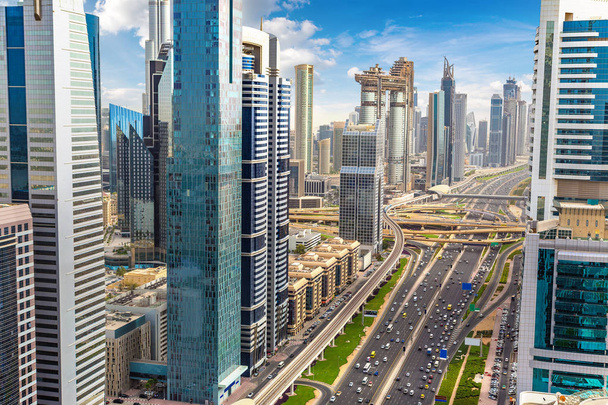 Luchtfoto van het centrum van Dubai in een zomerse dag, Verenigde Arabische Emiraten - Foto, afbeelding