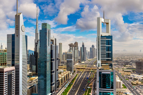 Vista aérea del centro de Dubai en un día de verano, Emiratos Árabes Unidos - Foto, imagen