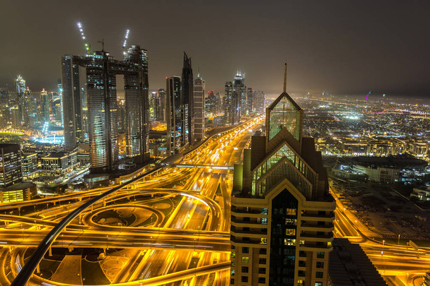 夜、アラブ首長国連邦ドバイのダウンタウンのパノラマ - 写真・画像