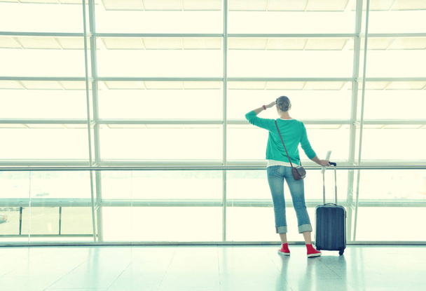 mujer joven con equipaje en el aeropuerto - Foto, imagen