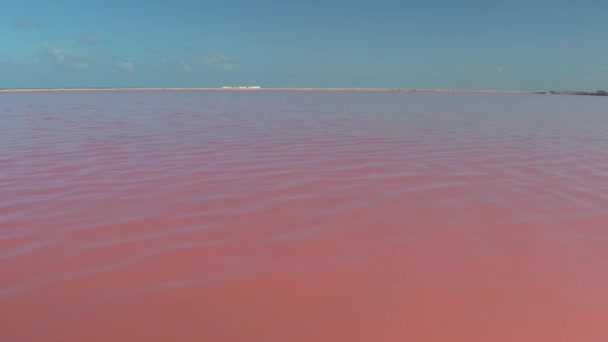 Anténa, zavřete nahoru: Letící blízko nad vodní hladinou úžasné růžové jezer Las Coloradas, Mexiko. Krásné červené, oranžové a fialové solivar. Ohromující barevné soli odpařováním rybníky, Yucatan - Záběry, video