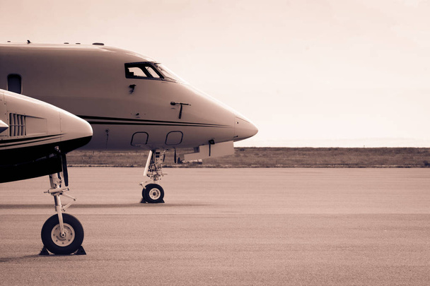 Самолеты на взлетно-посадочной полосе ждут взлета
 - Фото, изображение