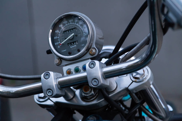 MOSCOW, RUSIA - 17 de agosto de 2018: Motocicleta Honda Shadow American Classic Edition estacionada junto al coche. Vista del salpicadero y del velocímetro con cuentakilómetros. Volante y luces indicadoras
 - Foto, Imagen