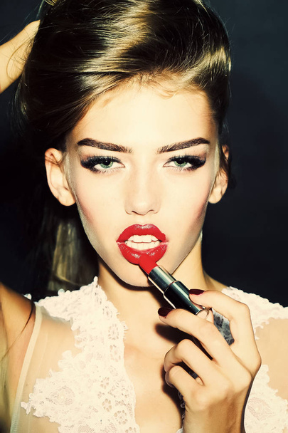 Girl putting on lipstick - Valokuva, kuva