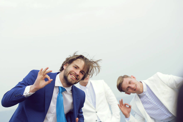 man en tweeling jongens in outfit, behendig business, succes - Foto, afbeelding
