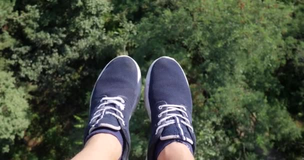Вид с воздуха. Летают над красивыми лесами. Снимок с камеры и человеческие ноги в синих кроссовках в рамке. Пейзажная панорама
 - Кадры, видео