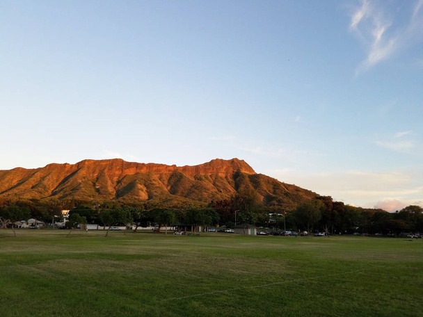 Kapiolani Park at dusk with Diamond Head and clouds in the distance on Oahu, Hawaii. - Foto, imagen