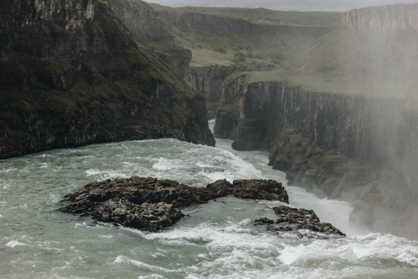 magas, szög, kilátás a gőz felett Gullfoss vízesés Izlandon - Fotó, kép