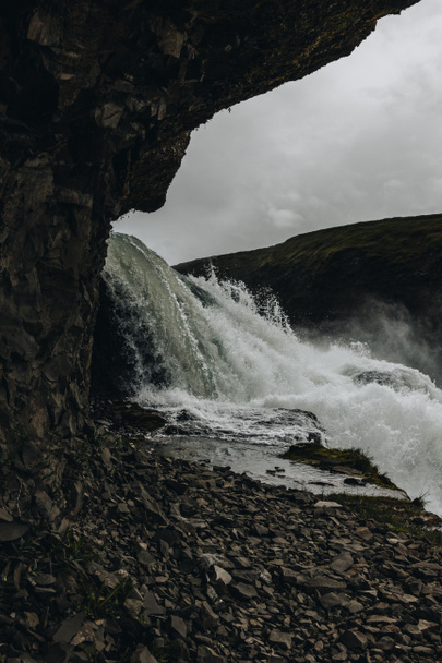 alacsony, szög, kilátás gyönyörű Gullfoss vízesés átfolyó highlands, Izland - Fotó, kép