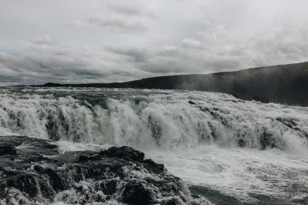 malerischer Blick auf den schönen Gebirgsfluss, der durch das Hochland in Island fließt - Foto, Bild