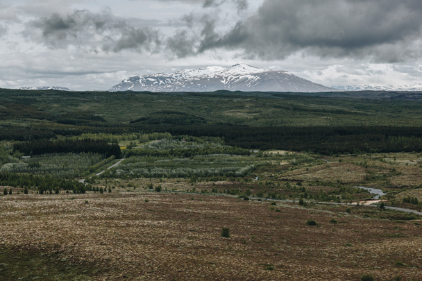  krajina s hory pokryty sněhem pod zamračenou oblohou na Islandu  - Fotografie, Obrázek