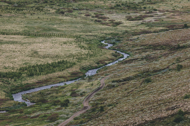 vista aérea do belo rio que flui através das terras altas na Islândia
 - Foto, Imagem