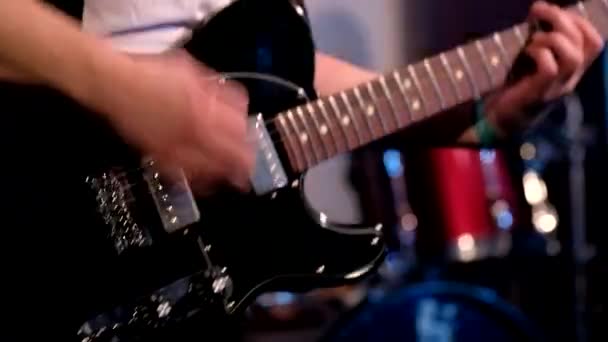 Κιθαρίστας παίζει ηλεκτρική κιθάρα σε live συναυλία - Πλάνα, βίντεο