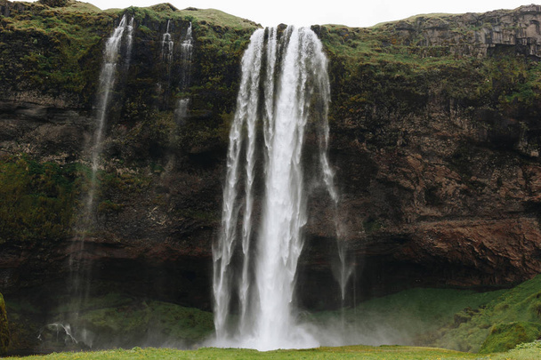 piękny widok na piękny wodospad Seljalandsfoss w highlands w Islandii  - Zdjęcie, obraz