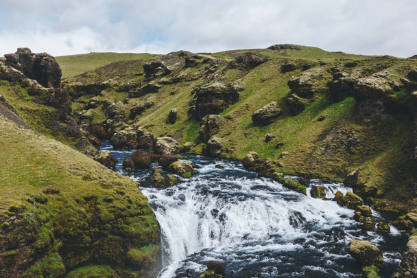 vysoký úhel pohled krásné Skoga řeka protékající vysočiny na Islandu - Fotografie, Obrázek