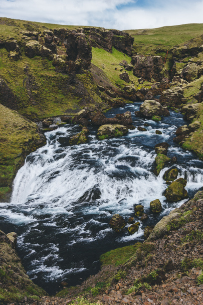 vista de ángulo alto del hermoso río Skoga que fluye a través de las tierras altas en Islandia
 - Foto, imagen