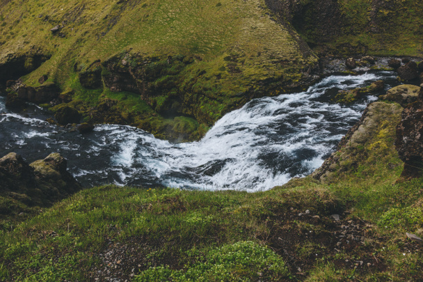 пташиного польоту красиві Skoga річка, що протікає через нагір'я в Ісландії - Фото, зображення