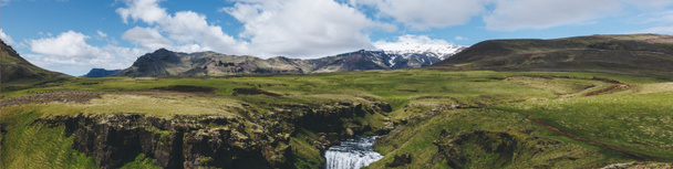 vista panorámica del paisaje con el hermoso río Skoga que fluye a través de las tierras altas en Islandia
 - Foto, imagen