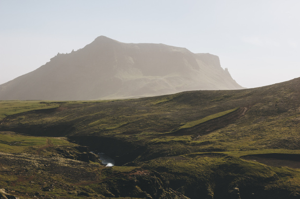 мальовничий вид на ландшафт з гарними гірськими в Ісландії  - Фото, зображення