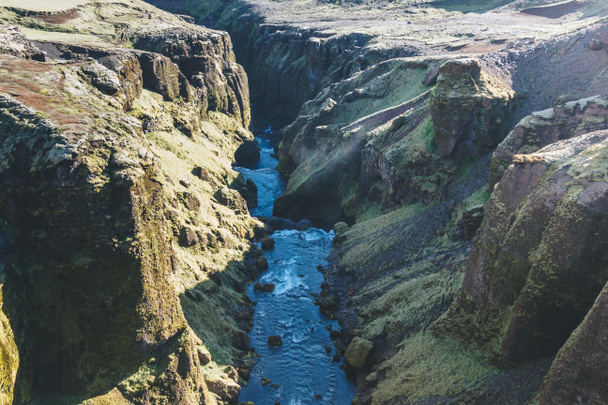 Widok z lotu ptaka z nadmorskim mieście Skoga Kanion rzeki w Islandii - Zdjęcie, obraz