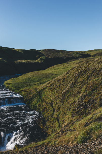 paisagem com belo rio Skoga fluindo através das terras altas na Islândia
 - Foto, Imagem