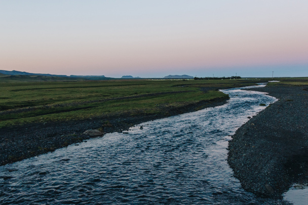 vue panoramique du paysage avec rivière coulant près de prairie en Islande
 - Photo, image