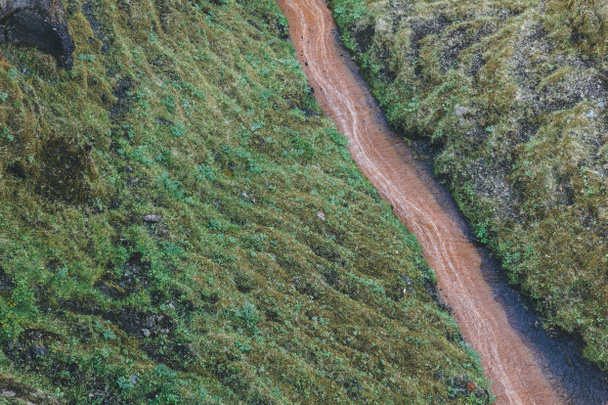 アイスランドの Fjadrargljufur 峡谷で高原を流れる川の航空写真  - 写真・画像