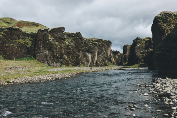luonnonkaunis näkymä kaunis vuoristojoki virtaa ylängöillä Fjadrargljufur Canyon Islannissa
  - Valokuva, kuva