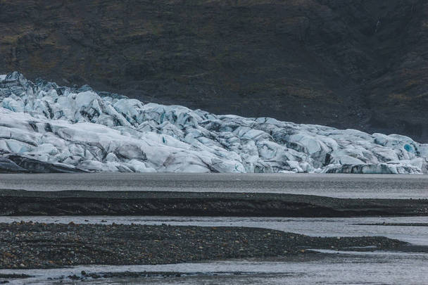 ledovec Skaftafellsjkull a zasněžené pobřeží během dne na Islandu - Fotografie, Obrázek