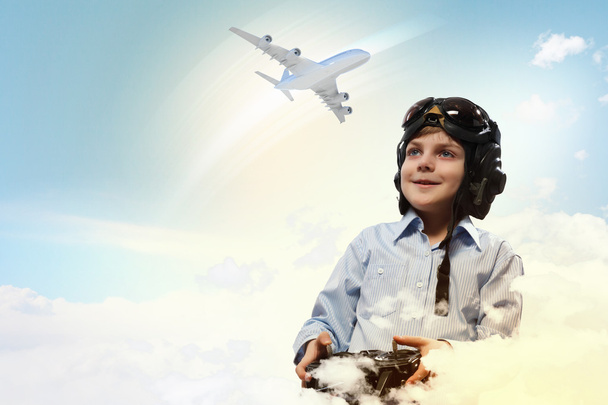 Kleiner Junge mit Pilotenhut - Foto, Bild