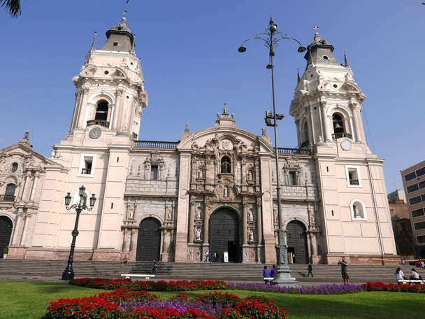Vista panorámica de la Catedral de Lima. Se encuentra en la Plaza Mayor o Plaza de Armas o también llamada plaza principal y su jardín ornamental en el Centro Histórico de Lima, Patrimonio de la Humanidad por la UNESCO
 - Foto, Imagen