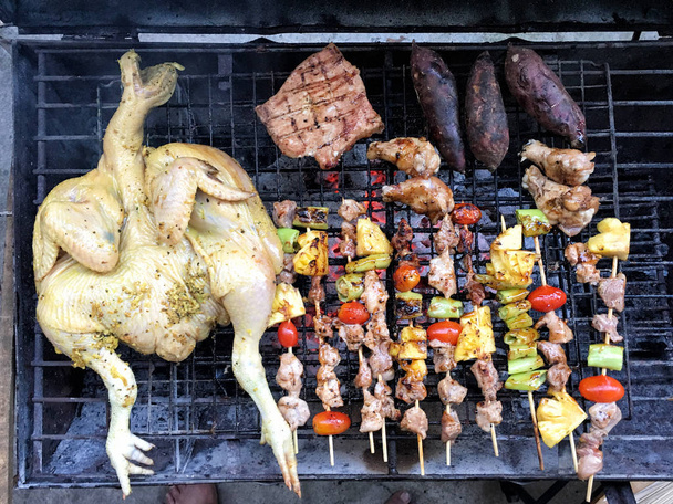 Vue du dessus barbecue à faible coût cuisine extérieure
 - Photo, image