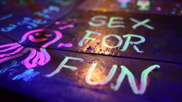 Biurko malowane pasek z napisem sex dla zabawy przez świetlówki ból w nocy. - Materiał filmowy, wideo