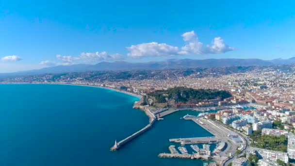 Widok z lotu ptaka Nice Francja promenady, Morze Śródziemne i widokiem na lotnisko. Panorame miasta. Drone wideo 4k - Materiał filmowy, wideo