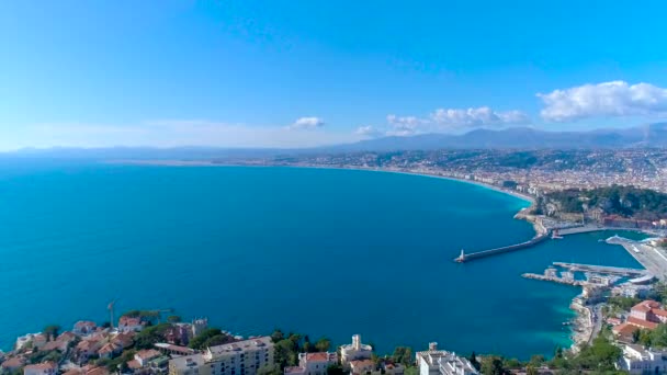 Widok z lotu ptaka Nice Francja promenady, Morze Śródziemne i widokiem na lotnisko. Panorame miasta. Drone wideo 4k - Materiał filmowy, wideo