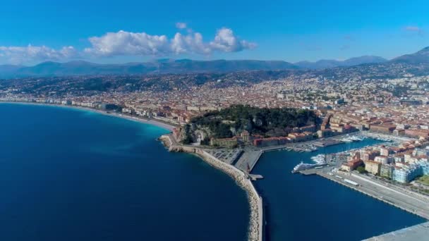 Luchtfoto van Nice Frankrijk promenade, Middellandse Zee en weergave van de luchthaven. Panorame van de stad. Drone 4k video - Video